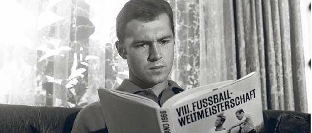 Fachmann liest Fachliteratur. Auch Franz Beckenbauer schmökert gerne mal,