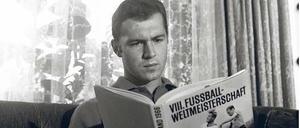 Fachmann liest Fachliteratur. Auch Franz Beckenbauer schmökert gerne mal,