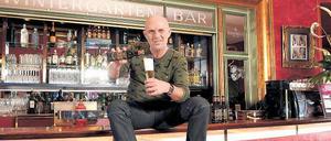 Schaumschläger. Kai Havaii hat den Bogen beim Einschenken seines Biers noch nicht ganz raus. Da ist einfach zu viel Blume im Glas.