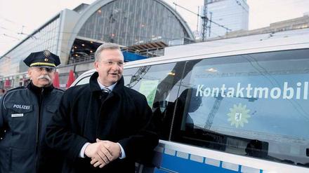 Innensenator Henkel und Abschnittsleiter Frederking neben dem Kontaktmobil auf dem Alexanderplatz