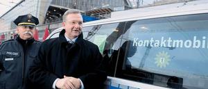Innensenator Henkel und Abschnittsleiter Frederking neben dem Kontaktmobil auf dem Alexanderplatz