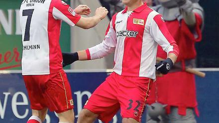 Heimsieg für Union. Adam Nemec (r) jubelt nach seinem Treffer zum 2:1 mit Mitspieler Patrick Kohlmann.