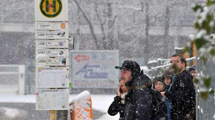 Kommt da noch ein Bus? Fahrgäste der BVG mussten am Donnerstagmorgen teilweise lange warten. Liebe Leserinnen, liebe Leser: Senden Sie uns Ihre Berliner Winter-Eindrücke an leserbilder@tagesspiegel.de.