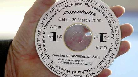 Die sogenannten Rosenholz-Dateien, die im Jahr 2003 aus den USA nach Deutschland zurückkehrten, enthalten Angaben zu Spionen, die von der Hauptverwaltung Aufklärung (HVA) geführt wurden, sowie zu zahlreichen Personen, an denen die Stasi interessiert war.