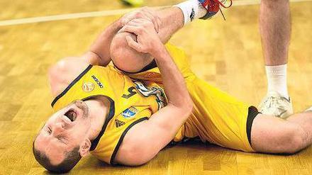 Spiel und Spieler verloren. Albas Vule Avdalovic fällt nach seinem Kreuzbandriss im linken Knie beim Spiel gegen Malaga voraussichtlich bis zum Saisonende aus. Foto: dpa