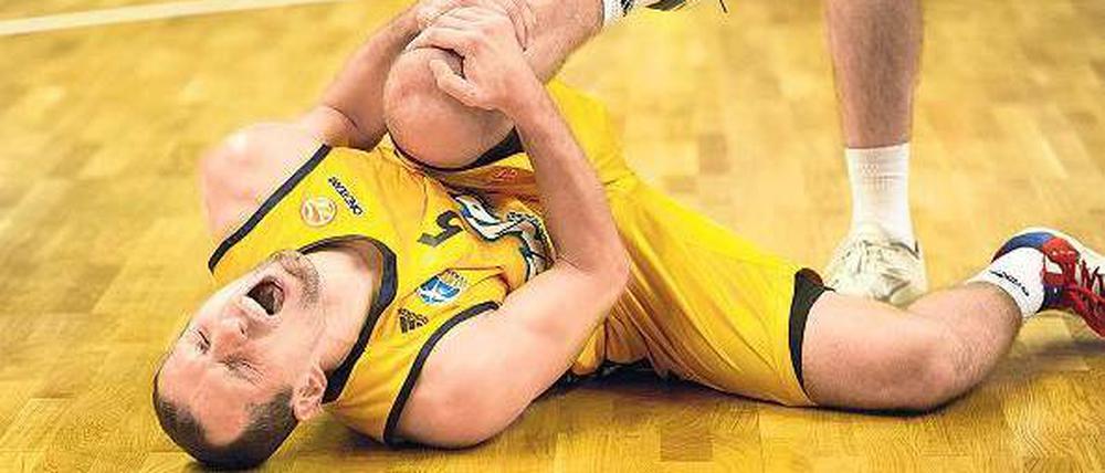 Spiel und Spieler verloren. Albas Vule Avdalovic fällt nach seinem Kreuzbandriss im linken Knie beim Spiel gegen Malaga voraussichtlich bis zum Saisonende aus. Foto: dpa