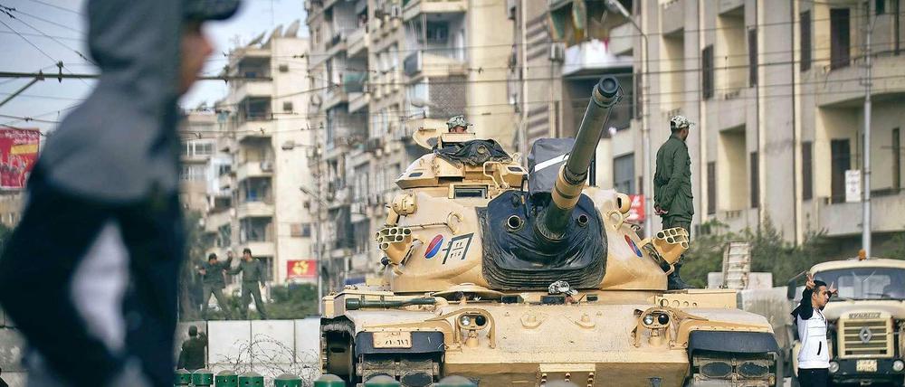 Ägyptens Militär droht mit einem Eingreifen der Streitkräfte.