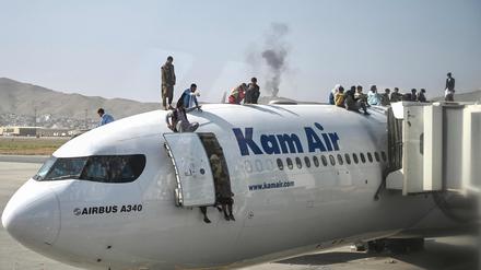 Nichts wie weg: Am Flughafen Kabul spielen sich chaotische Szenen ab, was wiederum die Rückführungsaktion der Bundesregierung gefährdet.