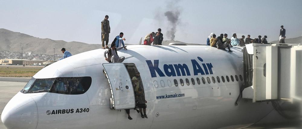 Nichts wie weg: Am Flughafen Kabul spielen sich chaotische Szenen ab, was wiederum die Rückführungsaktion der Bundesregierung gefährdet.