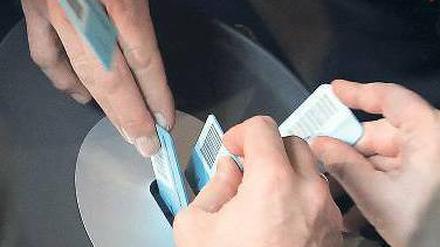 Schwieriges Votum. Bei der Abstimmung über die Griechenland-Hilfen im Bundestag fehlten zehn Koalitionsabgeordnete, 22 stimmten dagegen. Foto: Wolfgang Kumm/dpa