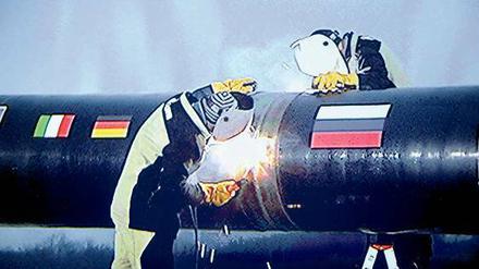 Die erste Naht. Arbeiter schweißen am Badeort Anapa am Schwarzen Meer zwei Rohre der neuen Pipeline zusammen. 