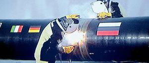 Die erste Naht. Arbeiter schweißen am Badeort Anapa am Schwarzen Meer zwei Rohre der neuen Pipeline zusammen.