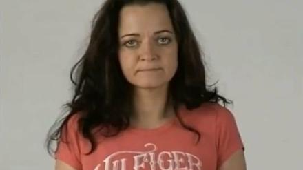 Beate Zschäpe: Rosarotes Hemd, eisiger Blick.