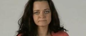 Beate Zschäpe: Rosarotes Hemd, eisiger Blick.