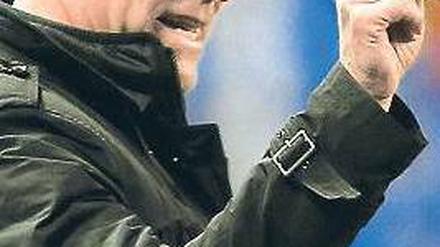 Wagt es ja nicht! Mirko Slomka ist gegen eine Reform der Europa League.