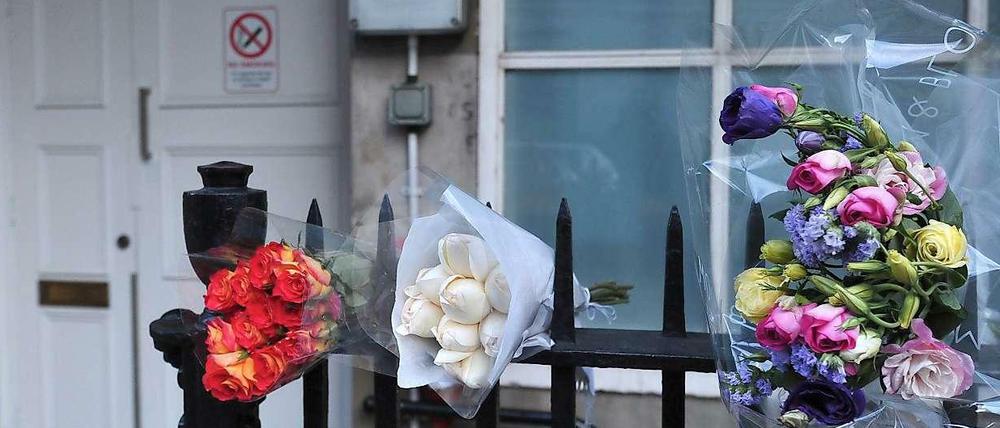 Vor dem Haus der tot aufgefundenen Krankenschwester wurden Blumen als Zeichen der Anteilnahme abgelegt. 