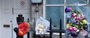 Vor dem Haus der tot aufgefundenen Krankenschwester wurden Blumen als Zeichen der Anteilnahme abgelegt. 