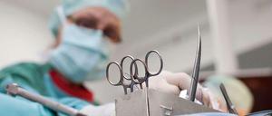 Dem AOK-Report zufolge ist die Zahl der Klinikbehandlungen seit 2005 kontinuierlich gestiegen.