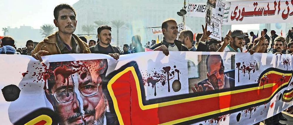 Plakat mit der Aufschrift "Hau ab" bei den Anti-Mursi-Protesten auf dem Tahrir-Platz in Kairo