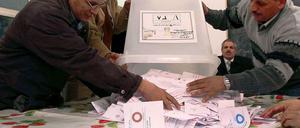 Offenbar hat die Mehrheit der Ägypter für die neue Verfassung gestimmt. Das offizielle Ergebnis lässt aber noch auf sich warten. Die Muslimbrüder haben sich aber schon jetzt zu den Siegern der Abstimmung erklärt. Sie haben vor allem die eher konservative Landbevölkerung auf ihrer Seite.