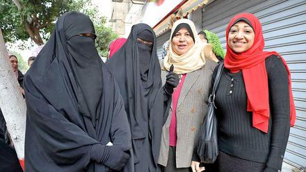 Hodas Mustafa (links) mit ihrer Tochter Fatma, Suada Abdel Gawad und Heba Youssrey in der Warteschlange vor der Bahaia-Schule im Stadttteil Sayyida Zeinab.