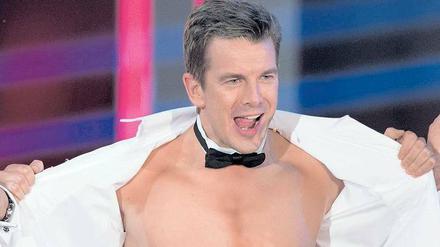 Abgerutscht. Moderator Markus Lanz tanzt in der Messehalle in Freiburg mit den Chippendales. 8,89 Millionen Zuschauer sahen die Weihnachtsausgabe von „Wetten, dass..?“, in etwa so viele wie zuletzt bei Thomas Gottschalk. Foto: dpa