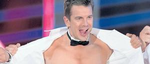 Abgerutscht. Moderator Markus Lanz tanzt in der Messehalle in Freiburg mit den Chippendales. 8,89 Millionen Zuschauer sahen die Weihnachtsausgabe von „Wetten, dass..?“, in etwa so viele wie zuletzt bei Thomas Gottschalk. Foto: dpa
