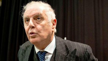 Daniel Barenboim hat ein Konzert in der Mailänder Scala unterbrochen und einer Besucherin die Leviten gelesen, weil sie fotografiert hatte. Kurz nach Beginn einer Klaviersonate von Franz Schubert flackerten am Montagabend Blitzlichter auf. „Am ersten Abend habe ich Sie im Scherz ermahnt, das nächste Mal musste ich es wiederholen. Jetzt meine ich es ernst ... Wer bei Konzerten fotografiert, ist ungezogen“, zitierte die Zeitung „La Repubblica“ den 72-jährigen Pianisten und Dirigenten am Dienstag. Nach dem Applaus des Publikums setzte Barenboim, der im Mailänder Opernhaus einen Schubert-Zyklus spielte, das Konzert fort.