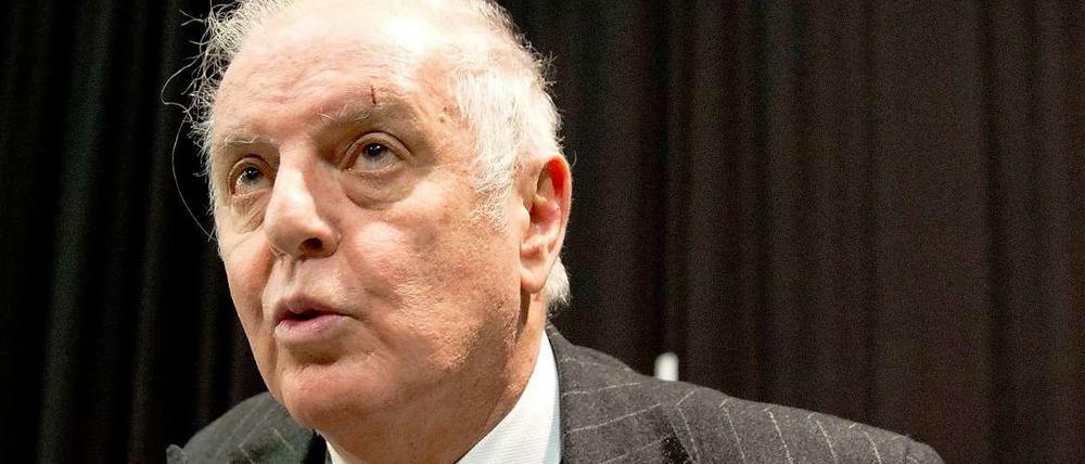Daniel Barenboim hat ein Konzert in der Mailänder Scala unterbrochen und einer Besucherin die Leviten gelesen, weil sie fotografiert hatte. Kurz nach Beginn einer Klaviersonate von Franz Schubert flackerten am Montagabend Blitzlichter auf. „Am ersten Abend habe ich Sie im Scherz ermahnt, das nächste Mal musste ich es wiederholen. Jetzt meine ich es ernst ... Wer bei Konzerten fotografiert, ist ungezogen“, zitierte die Zeitung „La Repubblica“ den 72-jährigen Pianisten und Dirigenten am Dienstag. Nach dem Applaus des Publikums setzte Barenboim, der im Mailänder Opernhaus einen Schubert-Zyklus spielte, das Konzert fort.