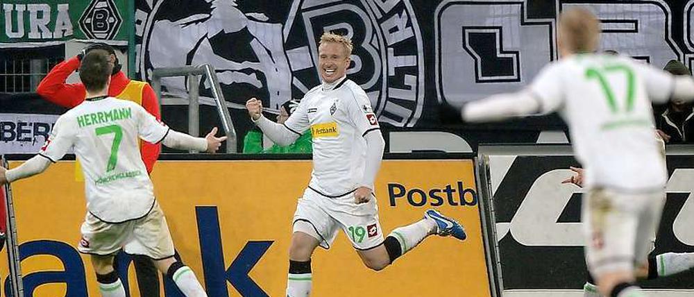 Da kommt Freude auf. Mike Hanke bejubelt seinen Treffer zum 1:0 für Gladbach.