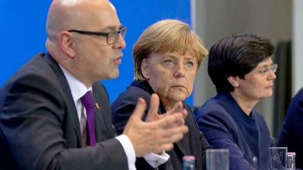 Bundeskanzlerin Angela Merkel (CDU) nach der Konferenz mit den Ministerpräsidenten der Länder. Hier mit Schleswig-Holsteins Regierungschef Torsten Albig (SPD) und Thüringens Ministerpräsidentin Christine Lieberknecht (CDU). 
