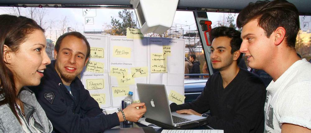 Unternehmer auf Reisen. Rose Jeantet, Marco Witzmann, Mohamed Chahin und Julian Riedelsheimer basteln am eigenen Start-up. 