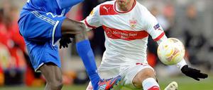 Augen zu und durch dachte sich wohl auch Stuttgarts Tunay Torun (rechts).