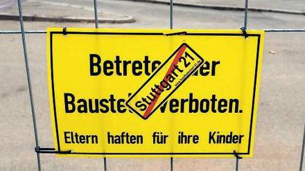 Finger weg. Teile des alten Bahnhofs sind weg, viele Bäume gefällt – Entscheidendes geschehen ist auf der Baustelle in Stuttgart aber noch nicht. Doch schon jetzt wird das Projekt deutlich teurer. Foto: dpa