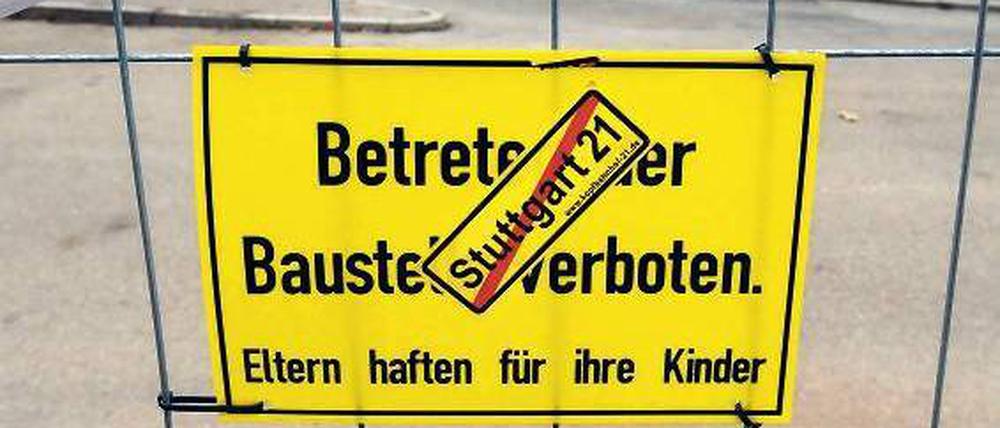 Finger weg. Teile des alten Bahnhofs sind weg, viele Bäume gefällt – Entscheidendes geschehen ist auf der Baustelle in Stuttgart aber noch nicht. Doch schon jetzt wird das Projekt deutlich teurer. Foto: dpa