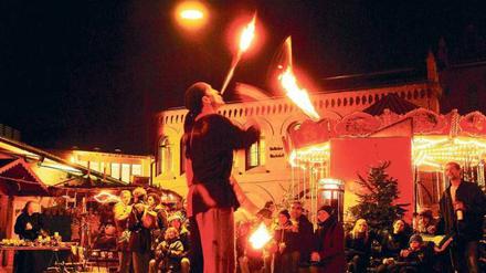 Feuerschlucker in der Kulturbrauerei in Berlin-Prenzlauer Berg.