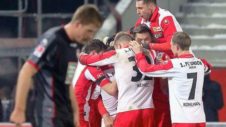 Eiskalter Jubel. Die Spieler der 1. FC Union freuen sich über den Führungstreffer gegen den 1. FC Kaiserslautern. Am Ende setzten sich die Köpenicker sogar mit 2:0 durch. 