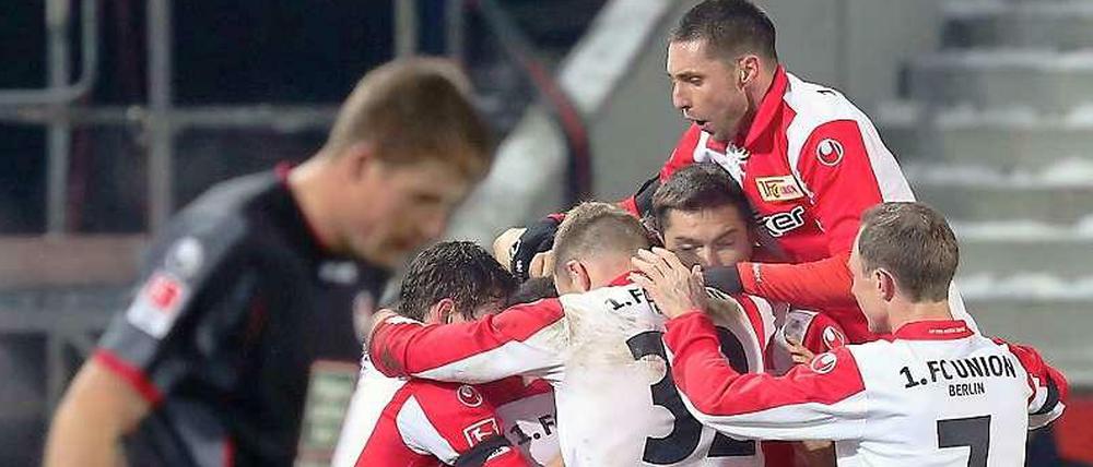 Eiskalter Jubel. Die Spieler der 1. FC Union freuen sich über den Führungstreffer gegen den 1. FC Kaiserslautern. Am Ende setzten sich die Köpenicker sogar mit 2:0 durch. 