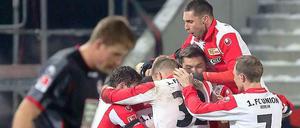 Eiskalter Jubel. Die Spieler der 1. FC Union freuen sich über den Führungstreffer gegen den 1. FC Kaiserslautern. Am Ende setzten sich die Köpenicker sogar mit 2:0 durch.