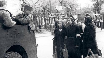 Berlin 1945. Eine Gruppe von Frauen kommt mit Sowjetsoldaten ins Gespräch.