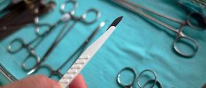 Immer mehr Menschen werden operiert.