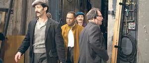 Hektik hinter dem Vorhang. Der Inspizient der Met ruft Sänger und Statisten auf die Bühne.