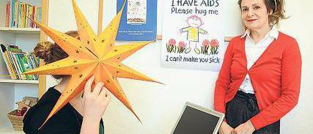 Gemeinsam stark. Anna (hinterm Stern) und ihre Kinderärztin Mechthild Vocks-Hauck, die einen Verein gegründet hat, der Kindern mit HIV hilft. 