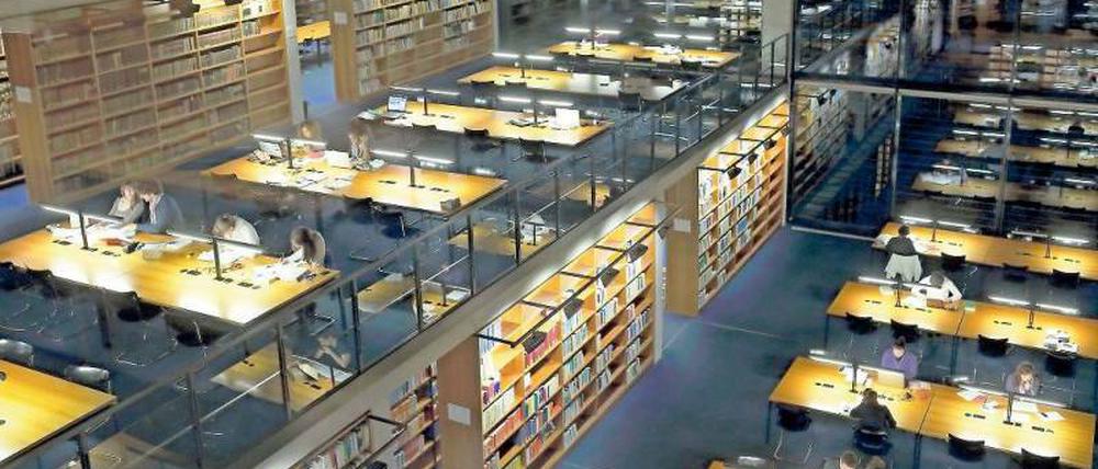 Lernzeit. Wer einen Fachwirt macht, sollte fünf bis zehn Stunden pro Woche einplanen, um Zeit für die Bücher zu haben. Noch besser ist ein freier Tag, um in Ruhe pauken zu können. Foto: dpa