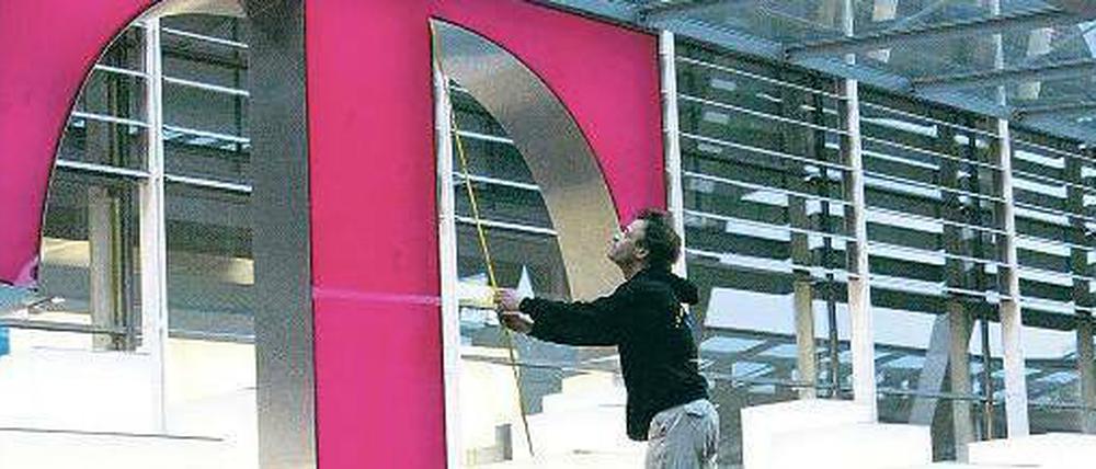 Hand anlegen. Seit dem Börsengang verloren Anleger viel Geld mit der T-Aktie. So wenig Freude der Aktienkurs machte, die verhältnismäßig hohe Dividende zahlte sich aus. Jetzt soll diese Kurspflege offenbar pausieren. Foto: ddp