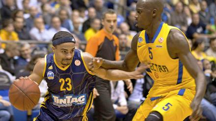 Albas Dashaun Wood (links) und Tel Avivs Shawn James (rechts).