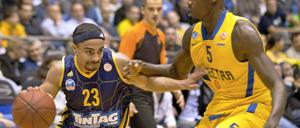 Albas Dashaun Wood (links) und Tel Avivs Shawn James (rechts).