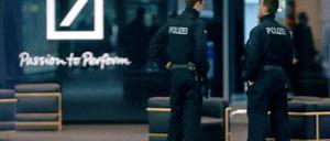 Polizisten vor der Zentrale der Deutschen Bank in Frankfurt am Main.