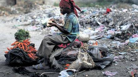 Auf sich allein gestellt. Wie diesem Jungen ergeht es vielen Menschen in Haiti: Sie versuchen, irgendwie über die Runden zu kommen. An ihrem Schicksal sind oft Naturkatastrophen schuld – und das Versagen der Regierung. Foto: Jorge Silva/Reuters