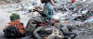 Auf sich allein gestellt. Wie diesem Jungen ergeht es vielen Menschen in Haiti: Sie versuchen, irgendwie über die Runden zu kommen. An ihrem Schicksal sind oft Naturkatastrophen schuld – und das Versagen der Regierung. Foto: Jorge Silva/Reuters